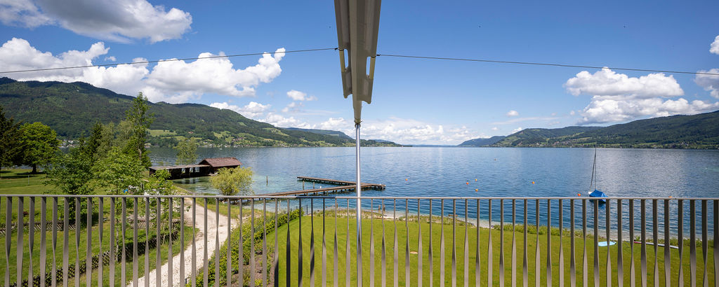 Die Terrasse in der ersten Reihe der Wohnanlage bietet den Blick über die gesamte Ausdehnung des Attersees Richtung Seewalchen